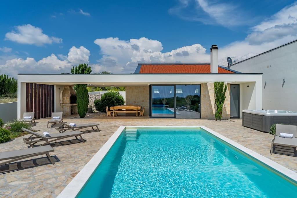 Villa T, Spacious With Heated Pool, Hot Tub & Sauna Rastevic Exterior foto