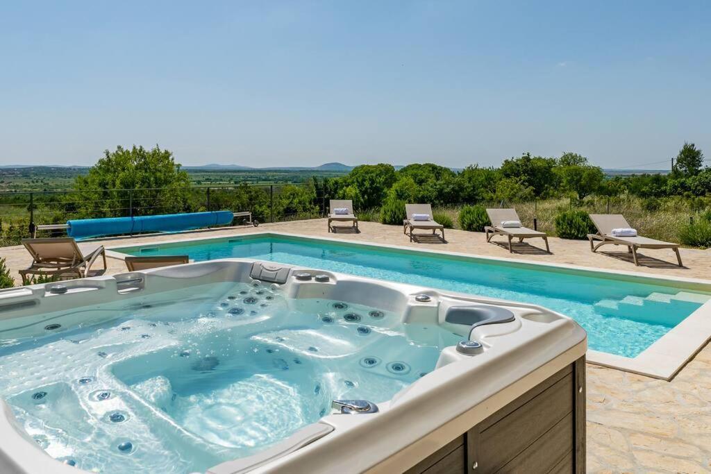 Villa T, Spacious With Heated Pool, Hot Tub & Sauna Rastevic Exterior foto