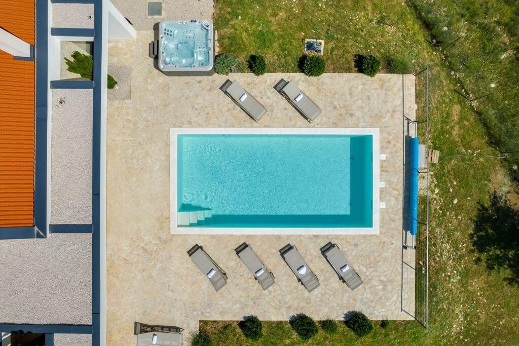Villa T, Spacious With Heated Pool, Hot Tub & Sauna Rastevic Exterior foto