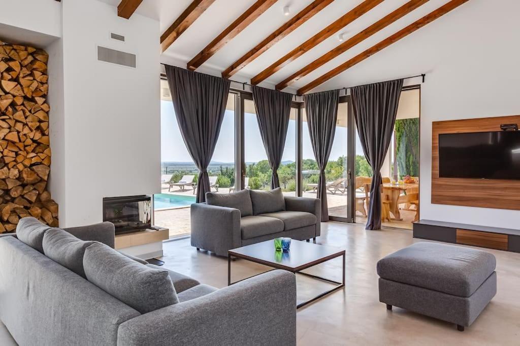 Villa T, Spacious With Heated Pool, Hot Tub & Sauna Rastevic Exterior foto