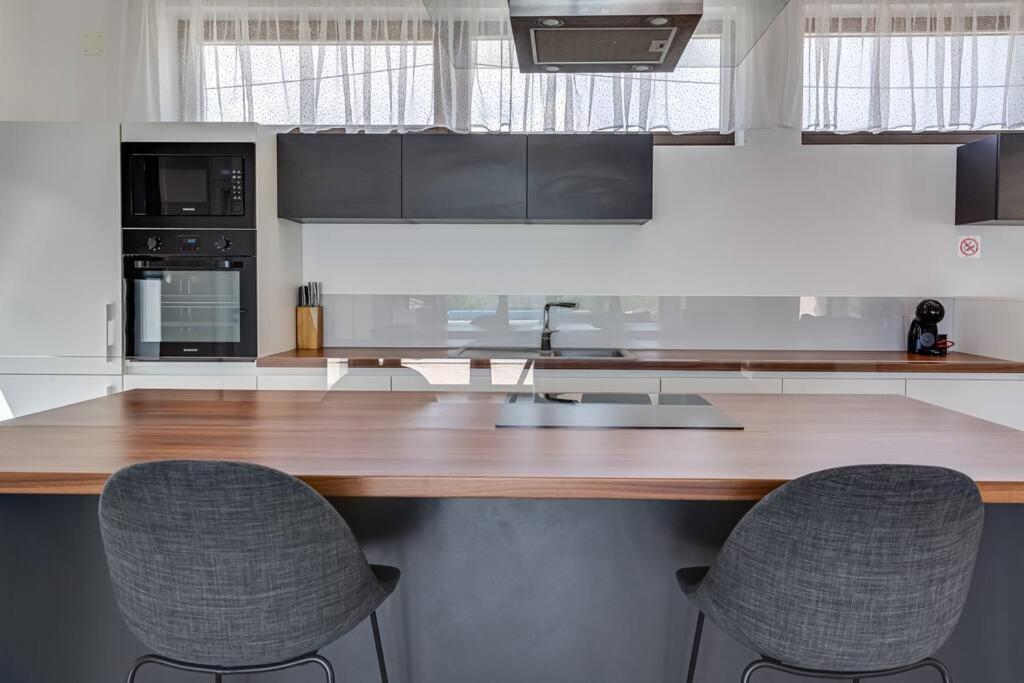 Villa T, Spacious With Heated Pool, Hot Tub & Sauna Rastevic Exterior foto