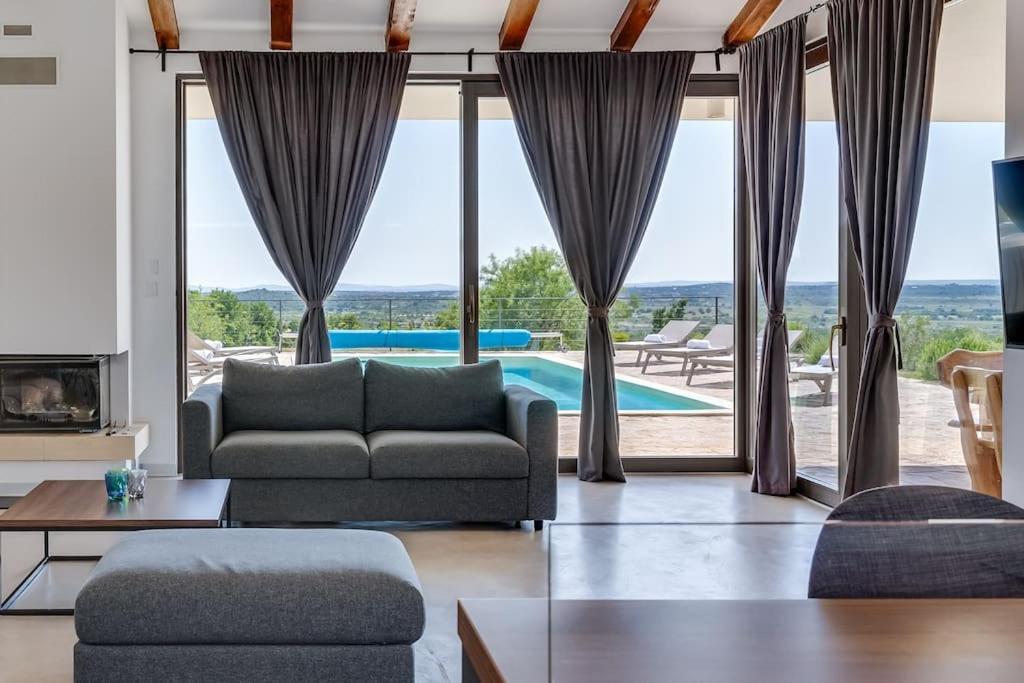 Villa T, Spacious With Heated Pool, Hot Tub & Sauna Rastevic Exterior foto