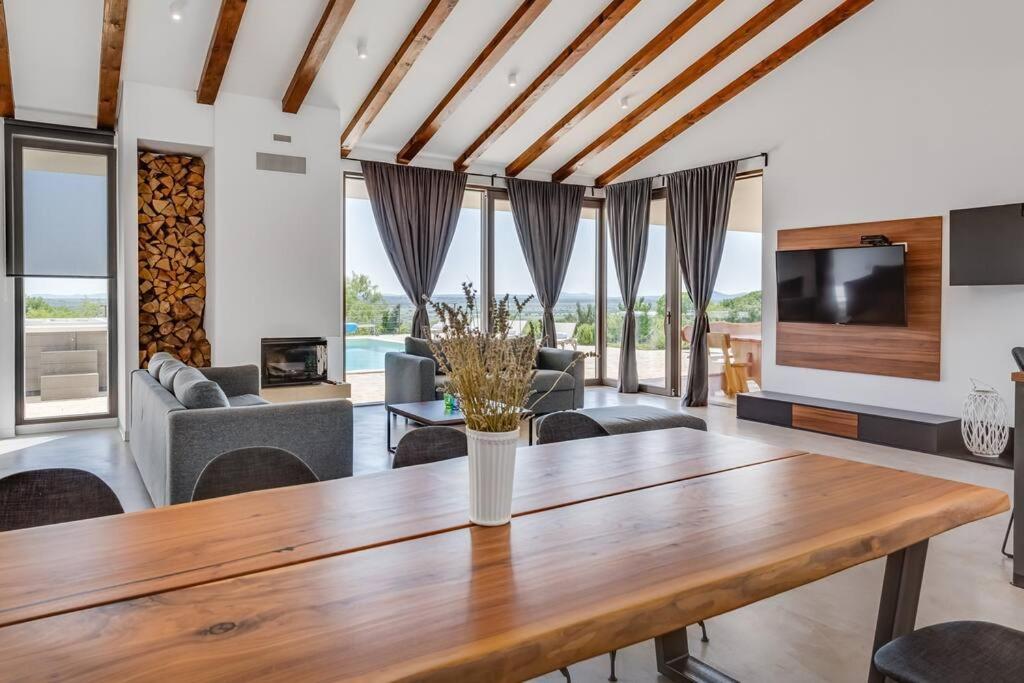 Villa T, Spacious With Heated Pool, Hot Tub & Sauna Rastevic Exterior foto