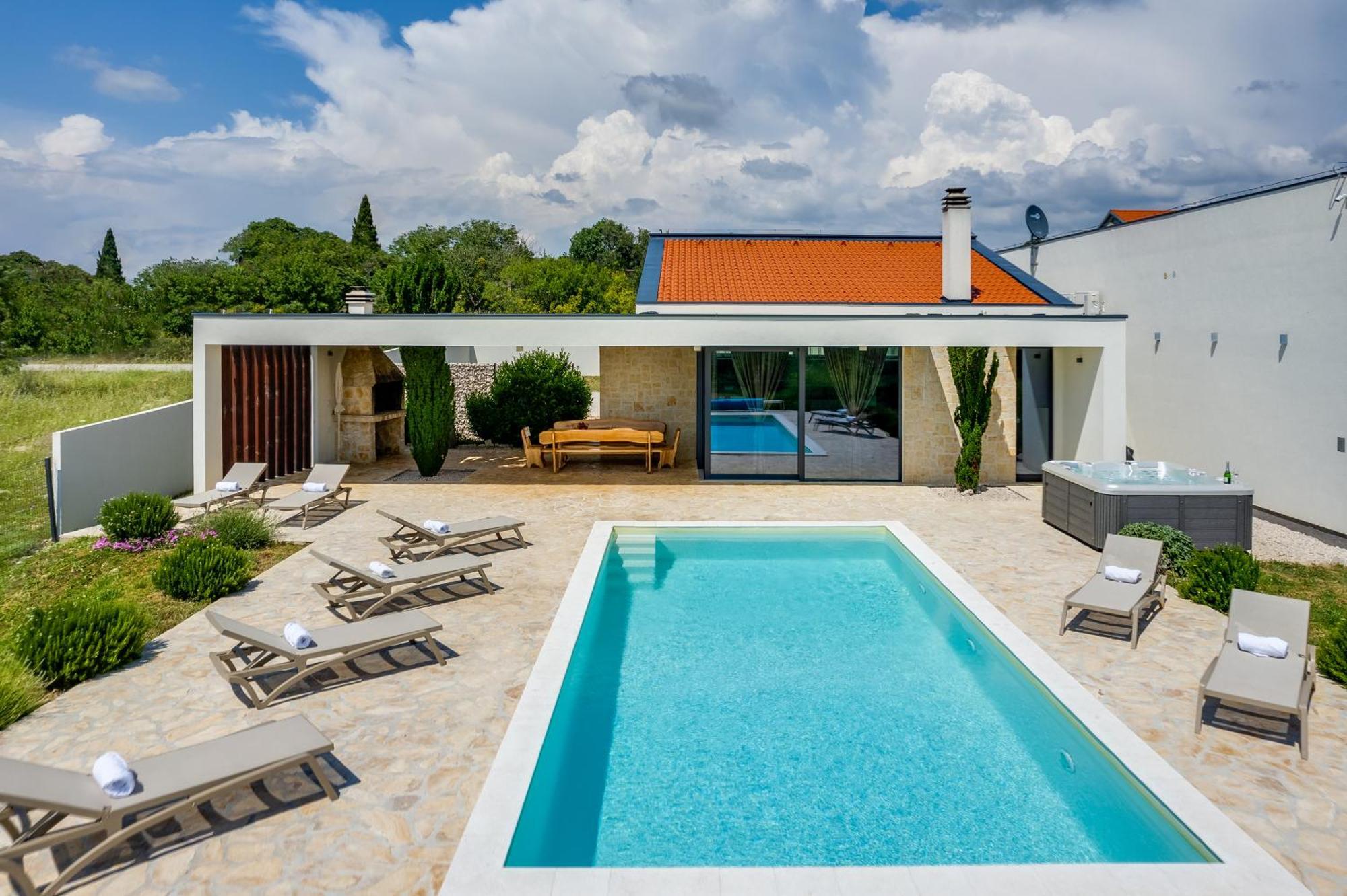 Villa T, Spacious With Heated Pool, Hot Tub & Sauna Rastevic Exterior foto